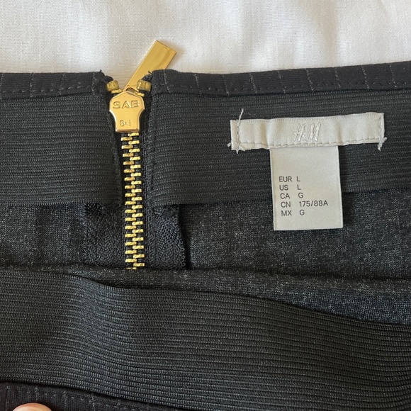 H&M Black Pinstriped pencil skirt. Size L - Picture 8 of 8
